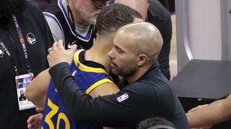 Jordi Fernndez abrazando a Stephen Curry tras la victoria de los Sacramento Kings frente a los Golden State Warriors