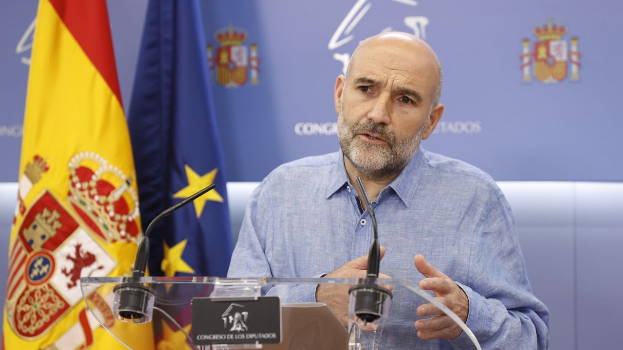 Carles Puigdemont dando un discurso.El diputado del BNG, Nstor Rego, en una imagen de archivo.