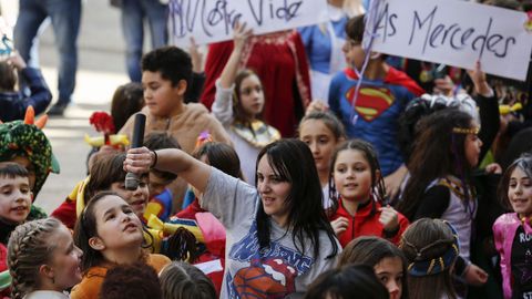 Escolares de varios centros educativos da cidade pasrono en grande na praza Maior de Ourense