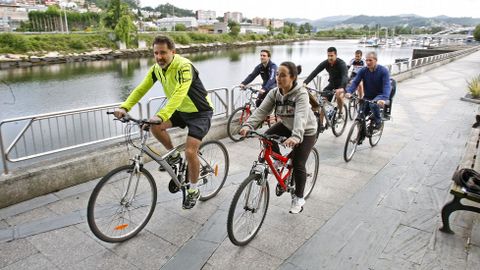 El candidato popular en Pontevedra, Jacobo Moreira, no dud tampoco en enfundarse un mallot ciclista para presentar su Cidade da Bici.