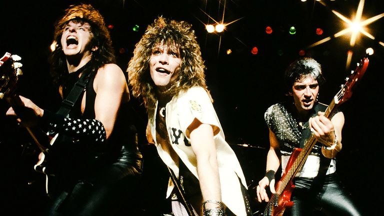 Richie Sambora, Jon Bon Jovi y Alec John Such durante un concierto en 1986
