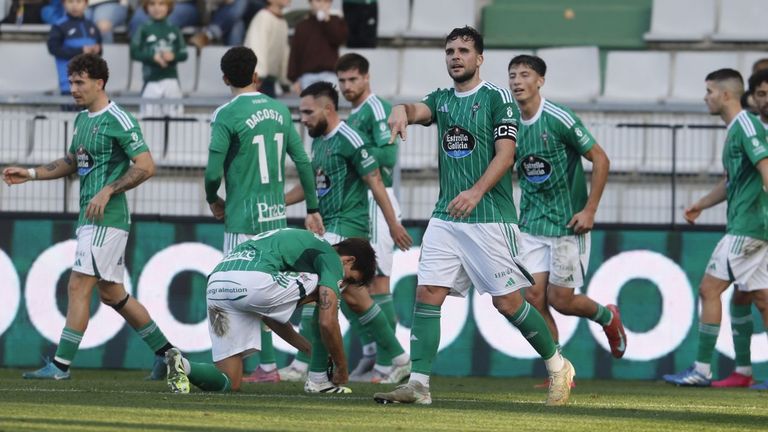 El Racing de Ferrol logra un triunfo heroico frente al Unionistas (2-1)