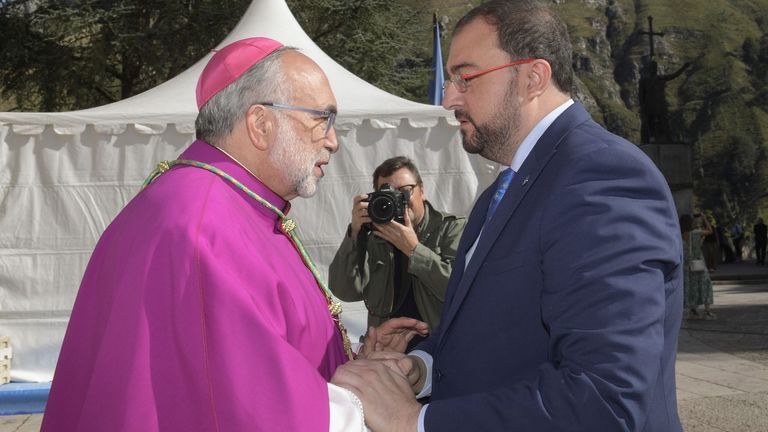El arzobispo de Oviedo, Jesús Sanz (i), conversa con el jefe del Ejecutivo asturiano, Adrián Barbón, en el marco de la eucaristía celebrada con motivo de la festividad del Día de Asturias este jueves en la Basilica de Covadonga
