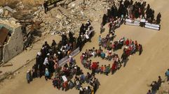 Nios de Daraya forman un SOS durante la manifestacin para pedir la entrada de ayuda, imagen que el consejo municipal colg en Internet
