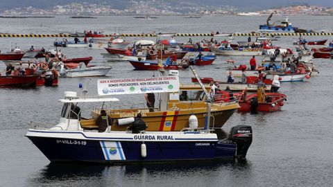 A mediados de mayo, cofradas, pescadores de bajura y mariscadores protestaron contra el control digital de los barcos ms pequeos en distintos puertos, como A Illa de Arousa, en la imagen