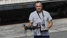 Miguel Ángel Teijeiro, alumno del primer curso de especialización en drones con el aparato creado por él mismo