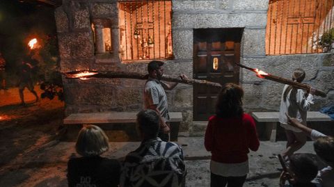 Procesin nocturna de Os Fachicos alrededor de la capilla de San Lourenzo de Veronza, en Carballeda de Avia