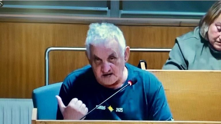 Críticas al concejal de Cangas que achacó a «peruanos de Vigo y marroquíes de Bueu» el deterioro de campos de fútbol