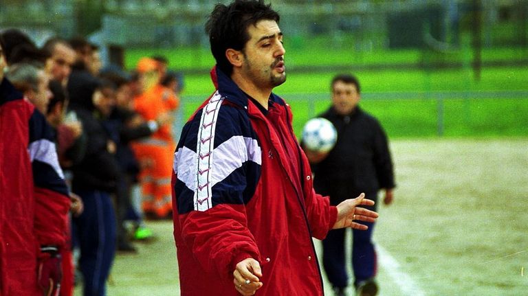Chuchi Hidalgo en su época de entrenador de fútbol en Ourense