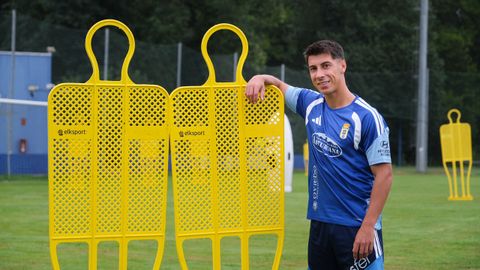 Dani Villahermosa, jugador del Real Oviedo, posa para La Voz de Asturias en El Requex�n