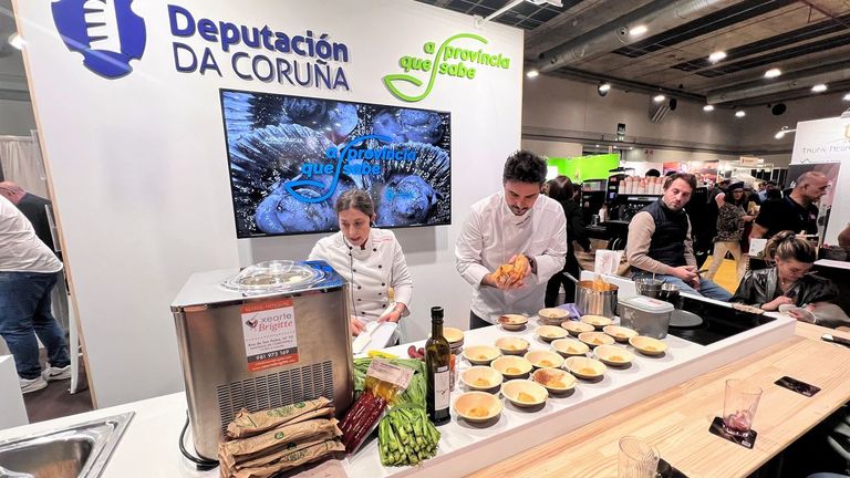 La ingeniera agrónoma y heladera Brígida Hermida, junto a André Arzúa, durante la preparación del helado de grelo