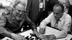 El dictador cubano Fidel Castro, de origen gallego, visita Galicia.