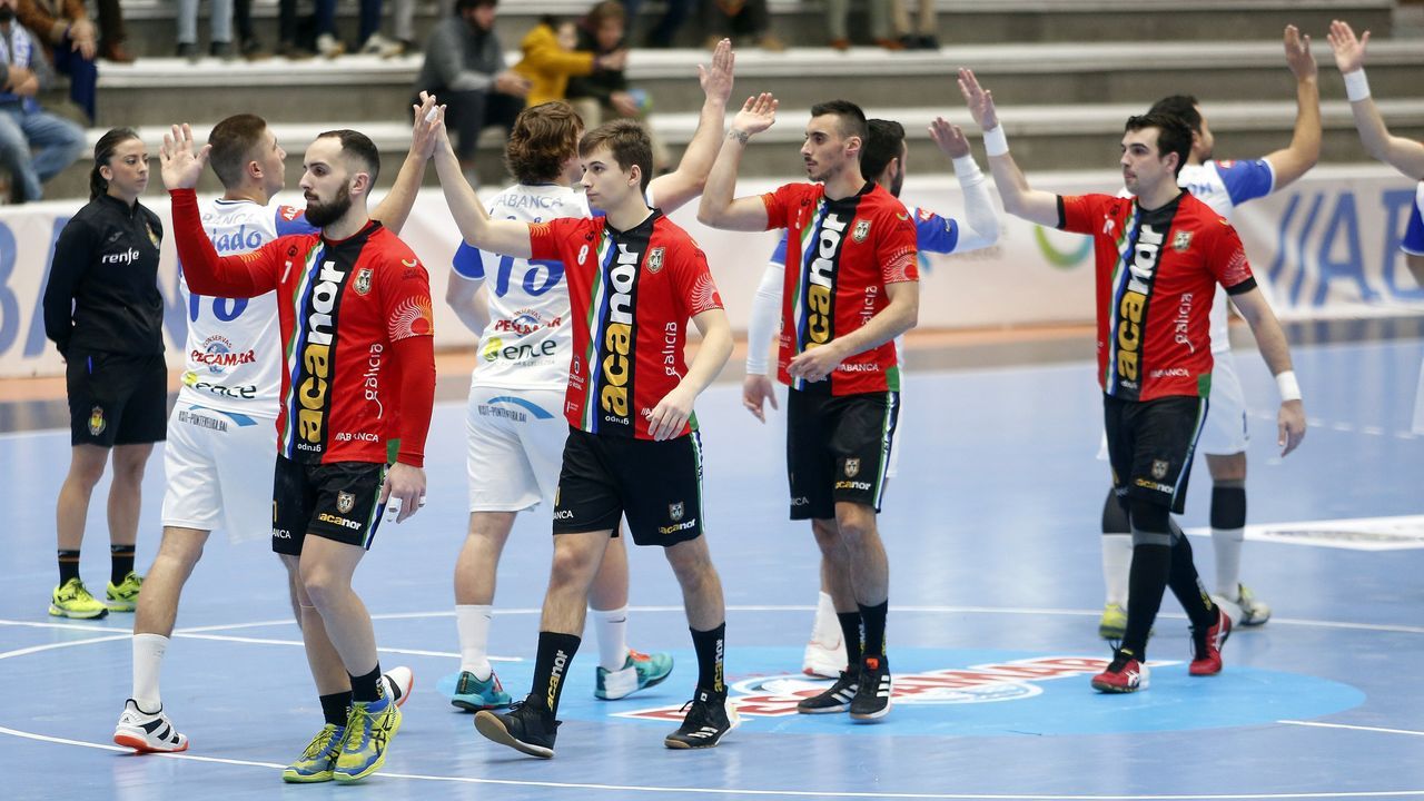 Los rostros clebres de la distancia social.Fachada del CEIP As Gndaras