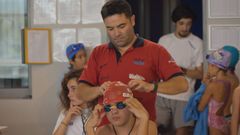 Diego Prez ayuda a ajustar las gafas a Marcos Castro Prado, uno de sus nadadores
