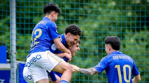 Marquez, Anta��n y Dieguito celebran el gol de De la Hera en el Vetusta-Langreo