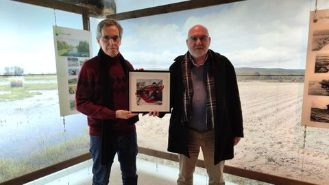 Blas González y el concejal Pepe Gándara, con la obra cedida para el Centro de Interpretación da Lagoa de Antela