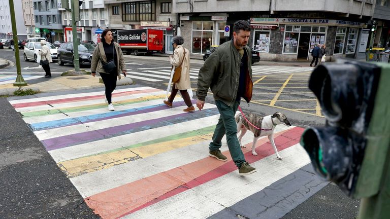 El estado de la calzada tras las lluvias reaviva la polémica por los pasos de cebra LGTBI