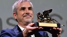 Alfonso Cuadrn, tras recibir el Len de Oro por Roma