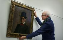 Francisco Muios con el leo Autorretrato con bombn que Taibo pint a los 16 aos. 