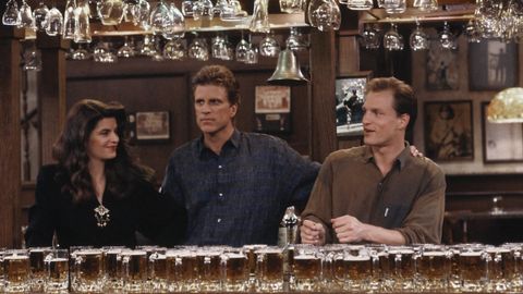 Kirstie Alley, Ted Danson y Woody Harrelson, en el bar de «Cheers»