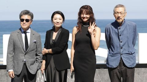 Los actores Kwon Hae-hyo, Cho Yun-Hee y Song Sun-Mi posan en La Concha con el realizador Hong Sangsoo.