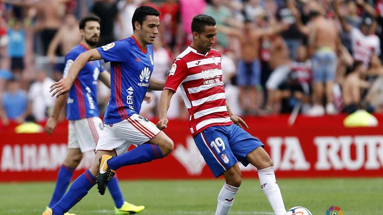 Folch disputa un balón frente al Granada
