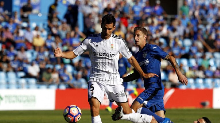 David Fernández en una acción del Getafe - Oviedo