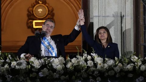 El presidente de Guatemala, Bernardo Arvalo de Len, y la vicepresidenta Karin Herrera saludan desde el palacio de Gobierno en la madrugada del lunes.