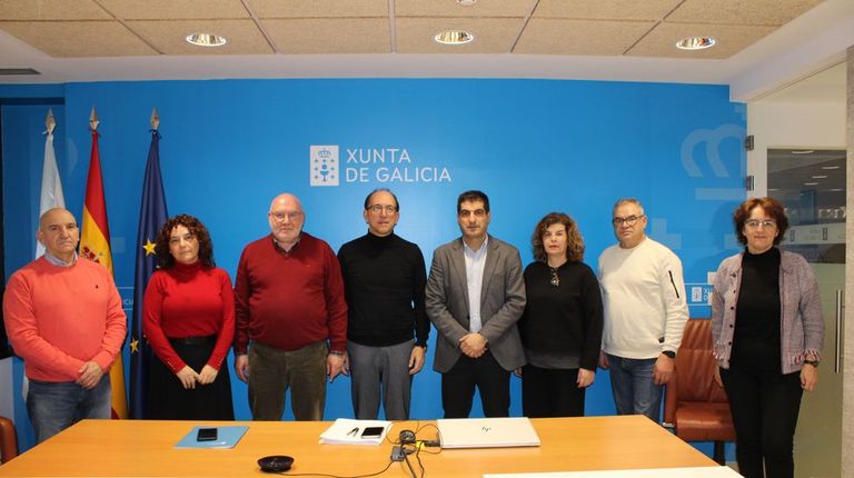Anxo M. Lorenzo y Gabriel Alén, con representantes de los concellos que se suman al servicio de Furgoteca