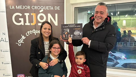 Emilio Rubio recogiendo el primer premio de la IV edicin del concurso Qu croqueta eres?