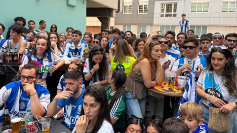 Miles de deportivistas siguieron el partido desde terrazas y bares del entorno de Riazor.