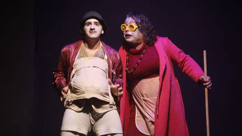 Alejandro Losada (esquerda) é o protagonista de Ubú Rei.