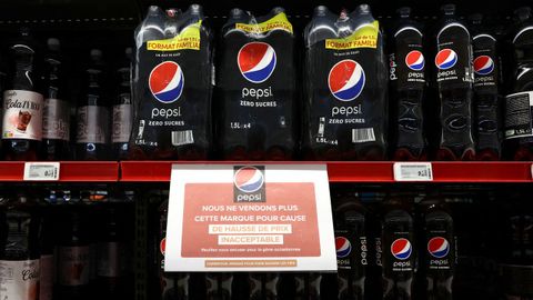 Carteles explicativos sobre el boicot a Pepsico colocados en supermercados Carreofur en Francia