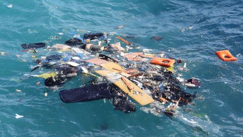 El cuerpo de un migrante flota entre los restos del velero que es estrelló contra las rocas en Cítera.