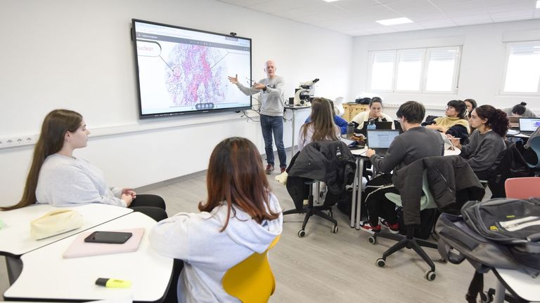 Un aula tecnológica del CIFP Montecelo para trabajar como en los laboratorios del hospital