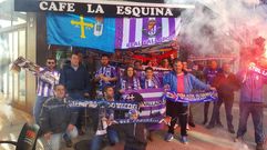 Miembros de la Pea Azul La Esquina y aficionados del Valladolid en la previa del partido de ayer