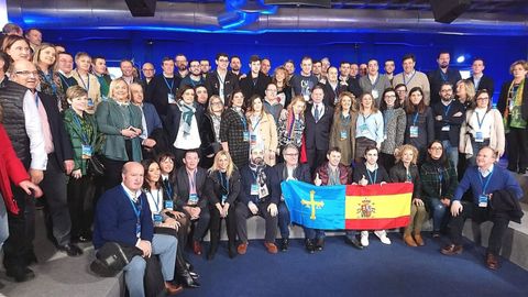 Foto de grupo de los integrantes del PP asturiano presentes en la Convencin Nacional del partido