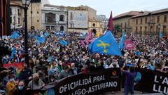 Miles de personas participan en una manifestacin por la Oficialidad del Asturiano
