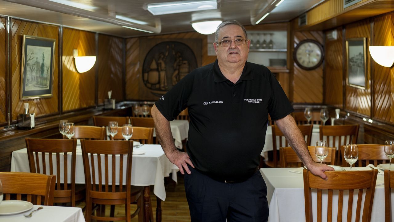 Tiendas que cuidan su escaparate f�sico y virtual.Alfonso Rueda (segundo por la derecha) en uno de los barcos que navegan por el r�o, a la altura de Salvaterra de Mi�o.