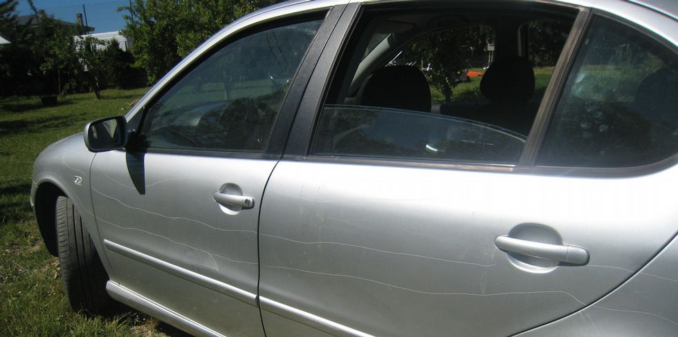 Uno de los coches apareci� rayado en varios puntos y en campa�a pintaron la cara del candidato.