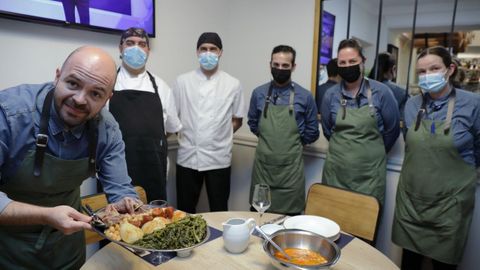 Daniel Mariño, a la izquierda en la foto, cocinero de Ajetreo