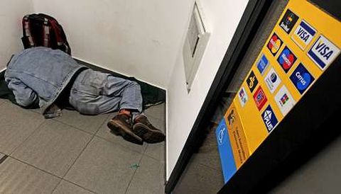 Un hombre dormía profundamente en un cajero con calefacción durante la madrugada del miércoles en Santiago.