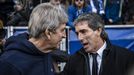 Guillermo Almada charla con Manuel Pellegrini antes del Oviedo-Betis