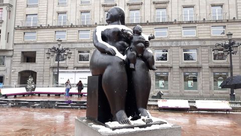 La estatua de La Maternidad, cubierta por la nieve