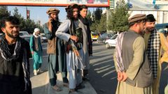 Un miliciano talibn ante el aeropuerto internacional Hamid Karzai de Kabul