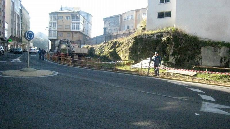 Fuertes heladas por las bajas temperaturas.La zona carece de acera y es un punto negro en el centro de Sarria