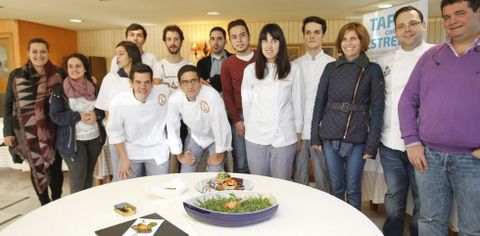 Estudiantes y cocineros posan con las tapas ganadoras del concurso Tapas con estrela. 