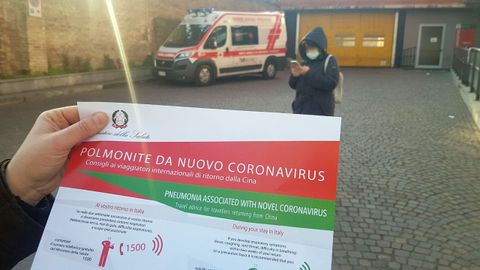 Una de las hojas informativas sobre el coronavirus que han repartido en Piacenza