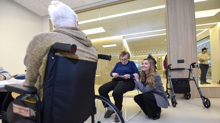 La euforia de los mayores de la nueva residencia pública de Pontevedra: «Se nota que esto lo hizo Amancio Ortega»