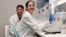 Del fraude alimentario a genes resistentes a sequas o antibiticos. La secuenciacin y anlisis informtico del genoma puede tener aplicaciones en el desarrollo de vacunas, antimicrobianos o la supervisin alimentaria. En la foto, Paula Escofet y Carlos Vzquez, de AllGenetics